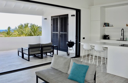 Sint Michiel Apartment | Blue Bay Penthouse REEF 5: Oceanfront Escape with Pool