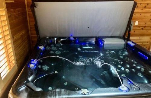 Southeast Apartment | Premier Stay at Blue Bear Den with Hot Tub & Breakfast