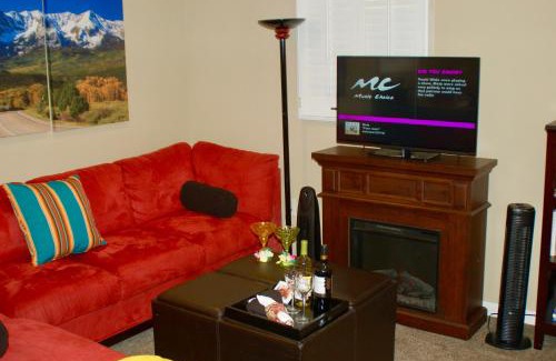 Southeast Apartment | Premier Stay at Blue Bear Den with Hot Tub & Breakfast