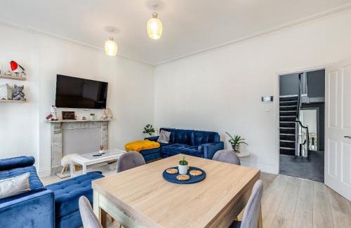 Torquay City Centre House | Family-Friendly Stays at Blue Belgrave Hotel Awaits You
