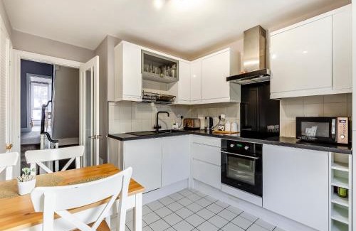 Torquay City Centre House | Family-Friendly Stays at Blue Belgrave Hotel Awaits You