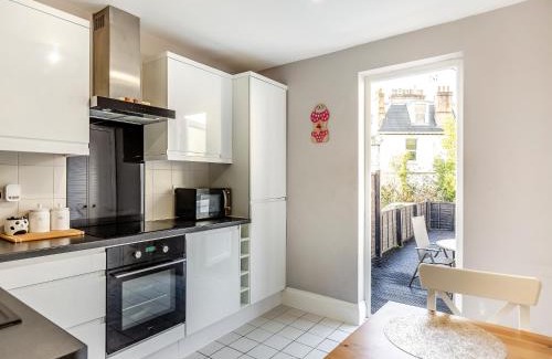 Torquay City Centre House | Family-Friendly Stays at Blue Belgrave Hotel Awaits You