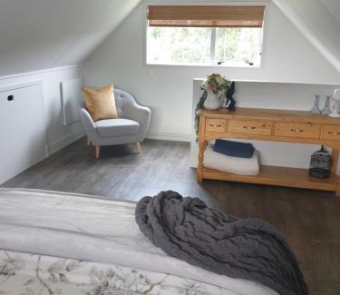 Motueka House | Tranquil Blue Bell Cottage: Guest Rated 10/10 Retreat