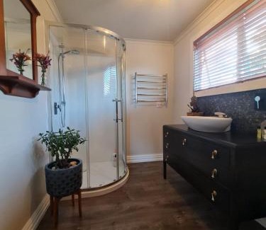 Motueka House | Tranquil Blue Bell Cottage: Guest Rated 10/10 Retreat