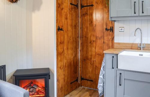Pocklington House | Discover Blue Bell - Pet-Friendly Retreat with Hot Tub