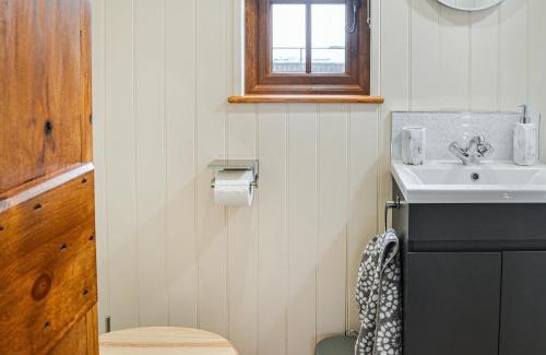 Pocklington House | Discover Blue Bell - Pet-Friendly Retreat with Hot Tub