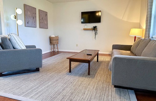 St. Robert House | Cozy Blue Bird Inn: Steps from FLW with Pet-Friendly Amenities