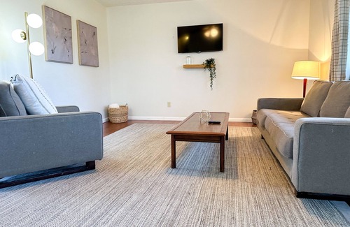 St. Robert House | Cozy Blue Bird Inn: Steps from FLW with Pet-Friendly Amenities
