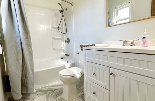 St. Robert House | Cozy Blue Bird Inn: Steps from FLW with Pet-Friendly Amenities