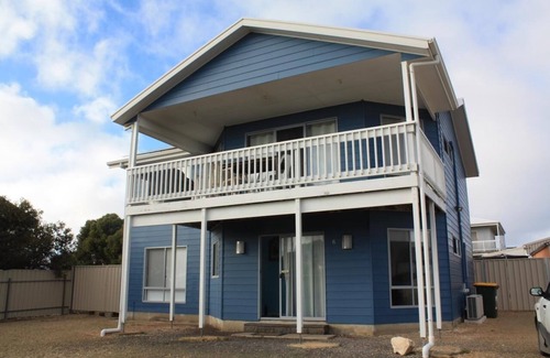 Warrenben House | Cozy Blue Breeze Home: Family-Friendly & Steps to the Beach
