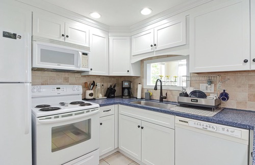 Middleton House | Blue Breeze - Lakefront Retreat with Private Beach Access