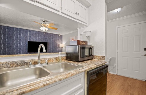 Brentwood Apartment | Blue Brentwood Suite! | Close to DTX and 6th!