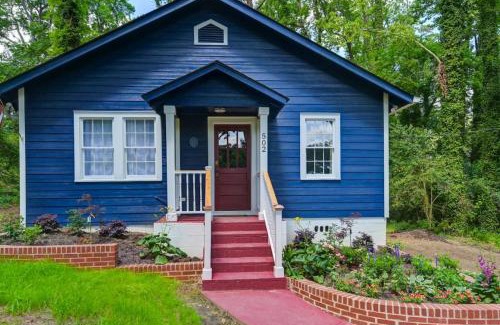 Lexington House | Cozy Blue Bungalow: 4-Star Retreat in Lexington