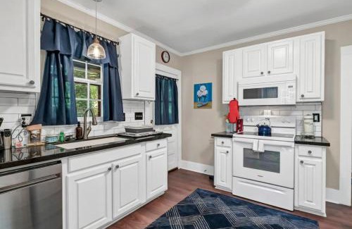 Lexington House | Cozy Blue Bungalow: 4-Star Retreat in Lexington