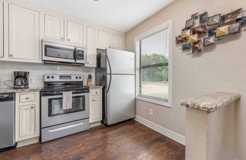 West Park House | Cozy Blue Bungalow: Steps to Kyle Field & Family Friendly