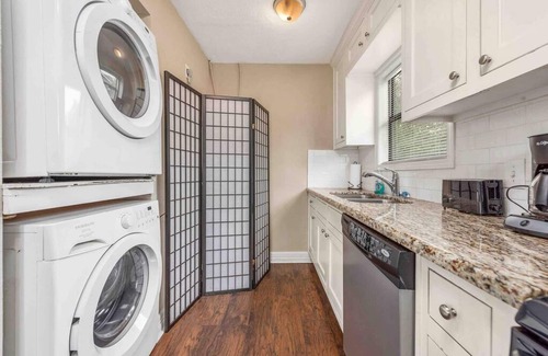 West Park House | Cozy Blue Bungalow: Steps to Kyle Field & Family Friendly