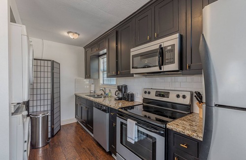 West Park House | Cozy Blue Bungalow: Steps to Kyle Field & Family Friendly
