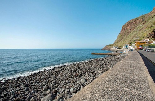 Paul do Mar House | Oceanfront Escape at Blue by the Sea House - 4 Star Delight