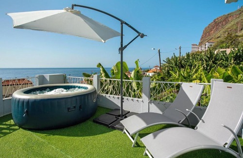Paul do Mar House | Oceanfront Escape at Blue by the Sea House - 4 Star Delight