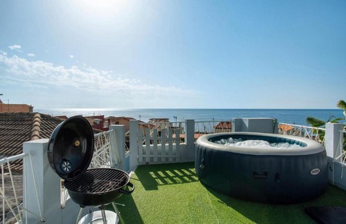 Paul do Mar House | Oceanfront Escape at Blue by the Sea House - 4 Star Delight