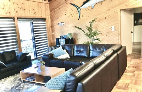 Tuross Head House | Blue Canoe family holiday by the beach. Tuross Head. WIFI, AIR-CON, DISHWASHER