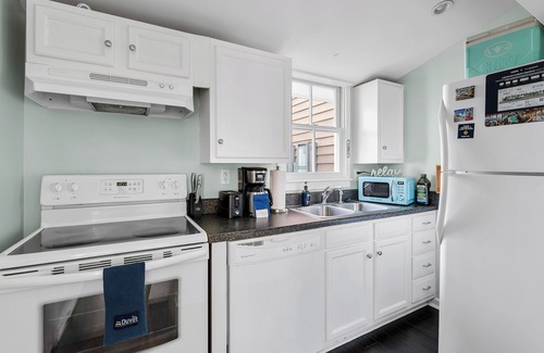 Downtown Charleston Cottage | Inviting Blue Cottage Near the Cedar Room with Pool & Breakfast