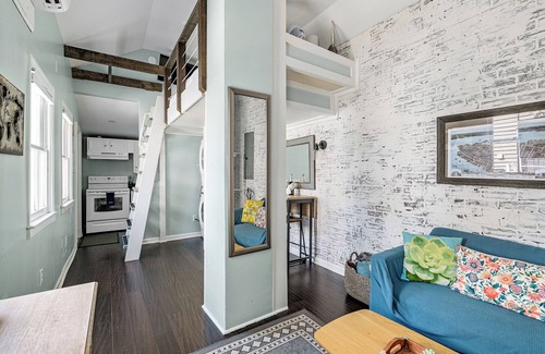 Downtown Charleston Cottage | Inviting Blue Cottage Near the Cedar Room with Pool & Breakfast