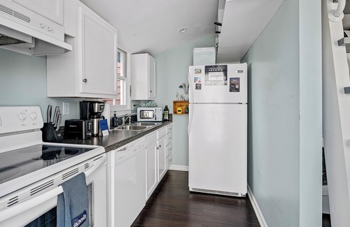 Downtown Charleston Cottage | Inviting Blue Cottage Near the Cedar Room with Pool & Breakfast