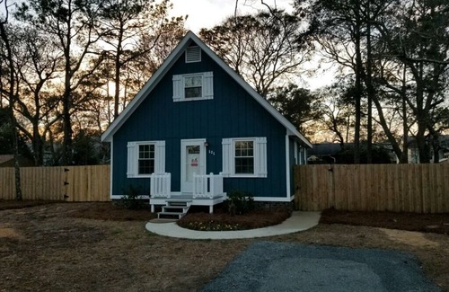 Tranquil Harbour House | Ideal Blue Cottage: Walk to Beach, Pet-Friendly Retreat