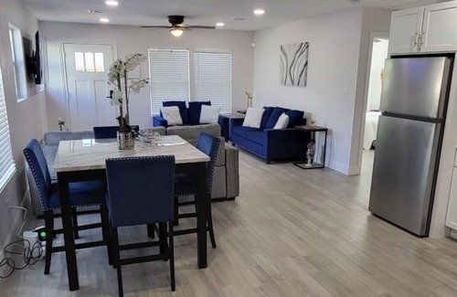 Southeast Houston House | Unforgettable Blue Crush Hotel with Spa & Hot Tub Access