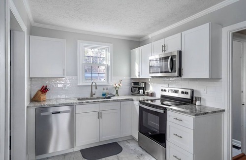 Aiken Cottage | Blue Door Cottage: Dog-Friendly Retreat in Downtown