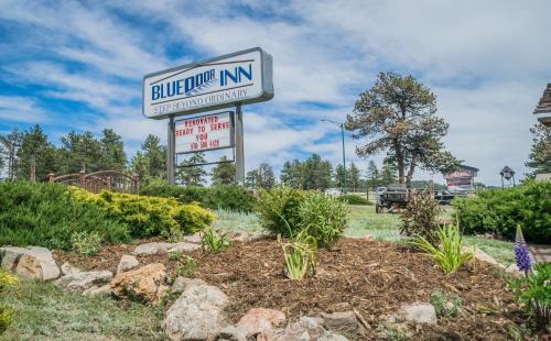 Estes Park Hotel | Welcoming Blue Door Inn: Pet-Friendly Stay with Pool Access