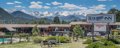 Estes Park Hotel | Welcoming Blue Door Inn: Pet-Friendly Stay with Pool Access