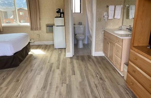Estes Park Hotel | Welcoming Blue Door Inn: Pet-Friendly Stay with Pool Access