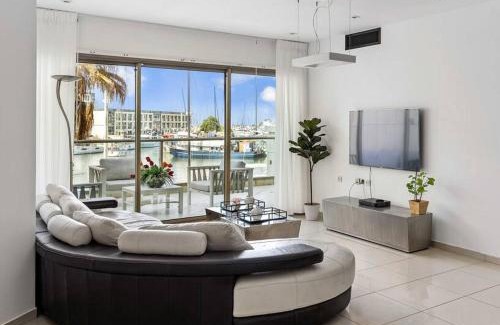 Herzliya Pituach Apartment | Experience Blue Dream Marina View: Pool, Gym & Family Fun