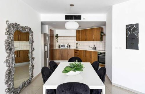 Herzliya Pituach Apartment | Experience Blue Dream Marina View: Pool, Gym & Family Fun
