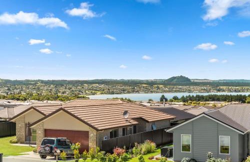 Nukuhau Apartment | Top-Rated Blue Dun Views - Family-Friendly Retreat in Taupo