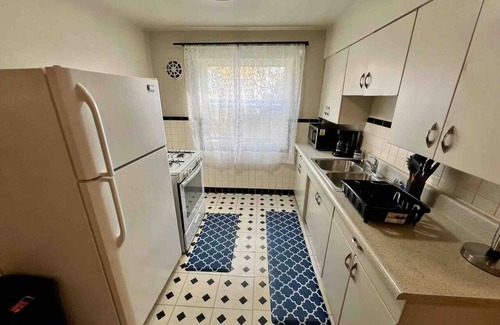 Westwood Apartment | Bright Apartment with Kitchen & Breakfast for Families