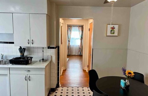 Westwood Apartment | Bright Apartment with Kitchen & Breakfast for Families