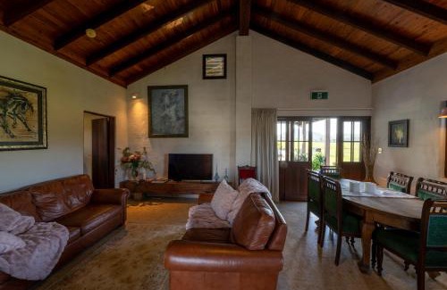 Fernside Villa | Indulge in Blue Fattoria Farm Accommodation with Hot Tub