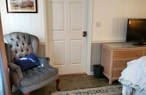 Pikeville Bed & Breakfast | Cozy Blue Fields Room at Cascade Inn with Pool and Kitchen