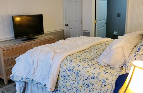 Pikeville Bed & Breakfast | Cozy Blue Fields Room at Cascade Inn with Pool and Kitchen