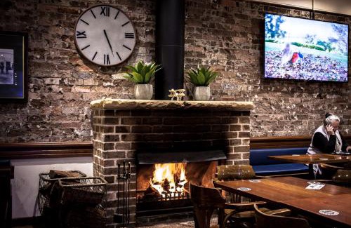 Waitara Hotel | Relax at Blue Gum Hotel: Pool, Restaurant & Family Fun