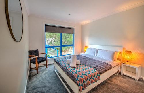 Coles Bay House | Discover Blue Gum Retreat: Child-Friendly 4-Star Escape