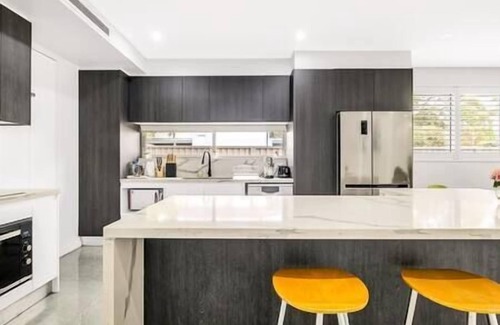 Beverly Hills Villa | Modern 4BR Villa with Office & Breakfast - Rated 9.6/10