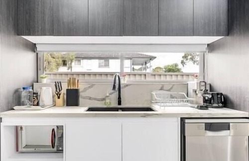 Beverly Hills Villa | Modern 4BR Villa with Office & Breakfast - Rated 9.6/10