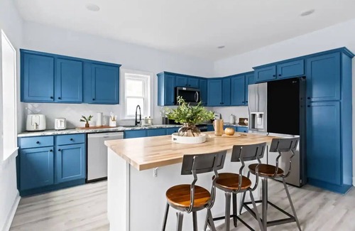 Huntsville House | Family-Friendly Blue Haven: A Perfect Getaway Awaits