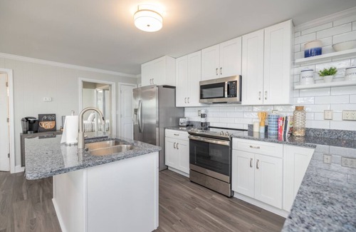 Henrico House | Blue Heaven: Breathtaking Lake Views & Pet-Friendly Comfort