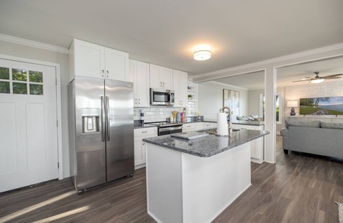 Henrico House | Blue Heaven: Breathtaking Lake Views & Pet-Friendly Comfort