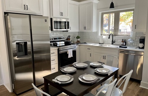 Valley House | Unforgettable Blue Heron Guest House with Lake Views